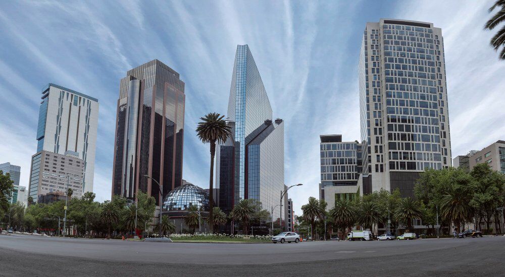Edificios de la ciudad de méxico en la avenida reforma estando en la glorieta de la palma